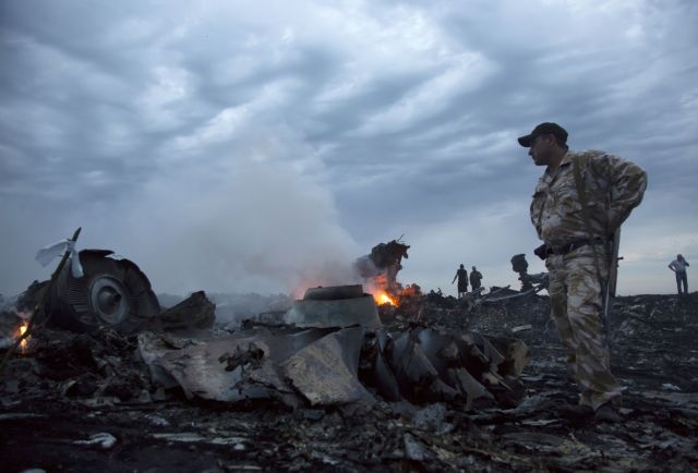 «Θραύσματα ρωσικών πυραύλων» στο σημείο συντριβής της πτήσης MH17